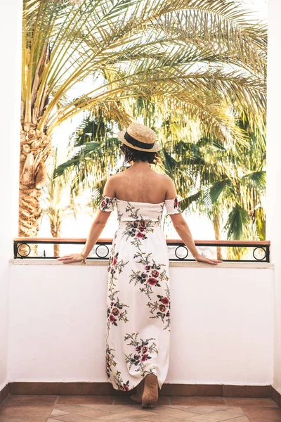 Mulher de pé e olhando para a frente na praia tropical — Fotografia de Stock