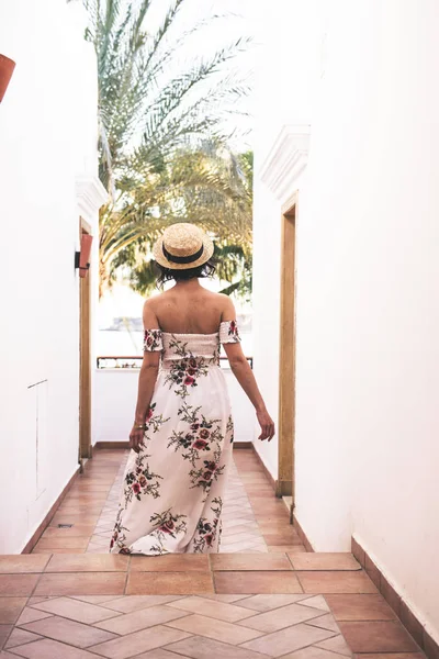 Mujer joven en gafas de sol de moda sombrero y vestido largo en la playa — Foto de Stock