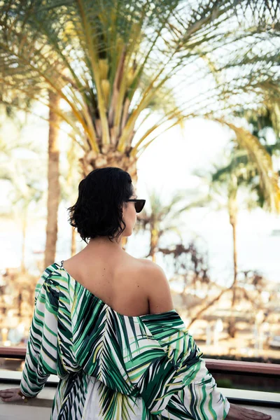 Mujer mirando hacia adelante en la playa tropical — Foto de Stock