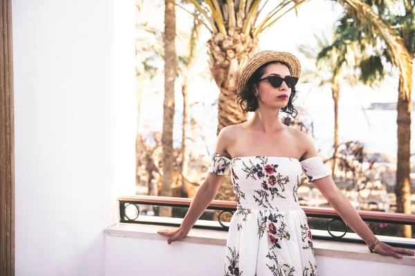 Jovem mulher na moda óculos de sol chapéu e vestido longo na praia — Fotografia de Stock