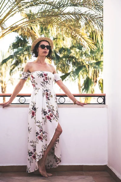 Jovem mulher na moda óculos de sol chapéu e vestido longo na praia — Fotografia de Stock