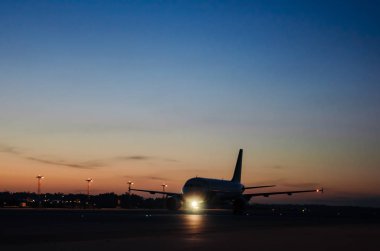 gün doğumu sırasında havaalanında büyük Uçak 