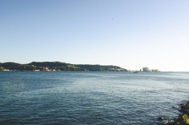 Nehir yat ve dağlar ile Lizbon manzara