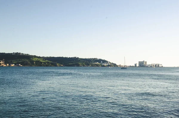川のヨットと山とリスボンの風景 — ストック写真
