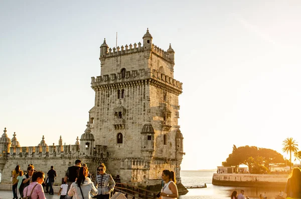 1 мая 2016 г. - ЛИСБОН, ПОРТУГАЛЬ: Башня Тагус в Лиссабоне под солнцем — стоковое фото