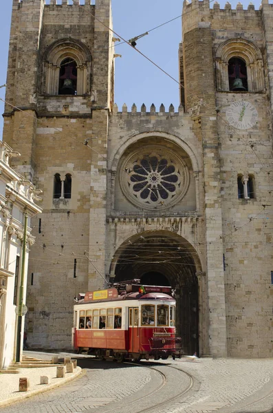 Maio 3, 2016 - Lisboa, Portugal: eléctrico tradicional de Lisboa perto de Lis — Fotografia de Stock