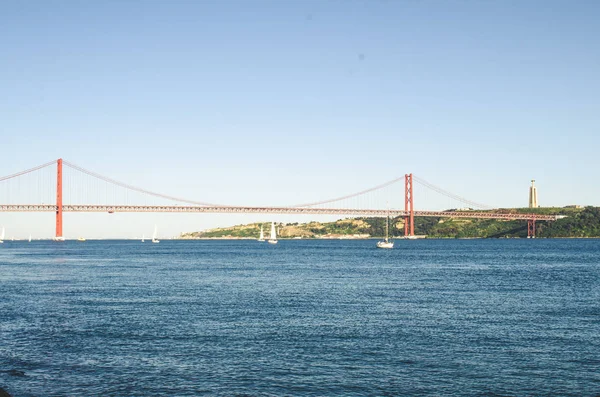 Red 25 april bridge in Lissabon — Stockfoto