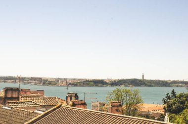 Kırmızı çatılı Lizbon şehir mimarisine güzel manzara 