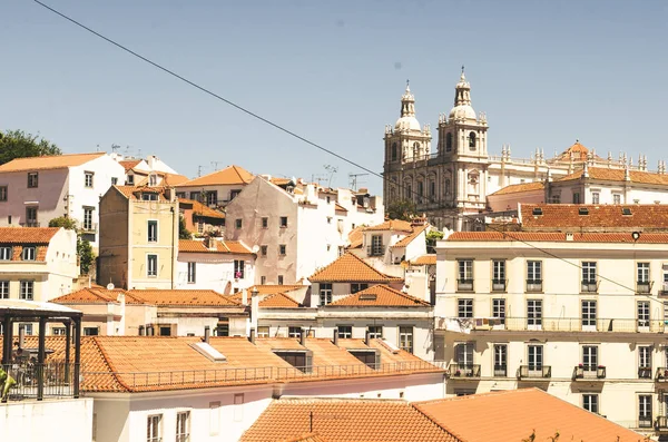 Hermosa vista a la arquitectura del centro de Lisboa con techos rojos — Foto de Stock