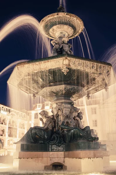 Прекрасный вид на Лиссабонский фонтан в центре города — стоковое фото