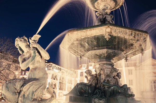 Прекрасный вид на Лиссабонский фонтан в центре города — стоковое фото