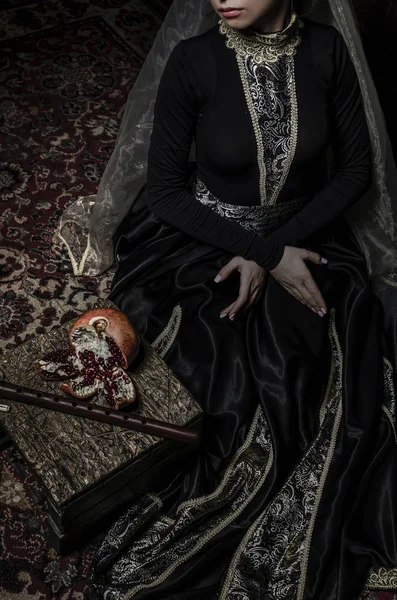 Mujer en vestido armenio tradicional sosteniendo duduk en las manos — Foto de Stock