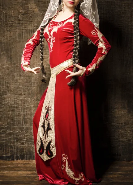 Geleneksel Ermeni elbiseli kadın dans etmek için nedenler gösteriyor. — Stok fotoğraf