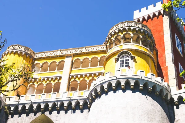 Maj 3 2016, Sintra, Portugal: vacker utsikt till Pena Palace i — Stockfoto