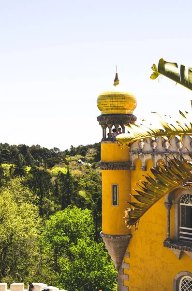 Maj 3 2016, Sintra, Portugal: vacker utsikt till Pena Palace i — Stockfoto