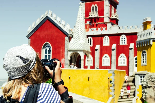 3. Mai 2016, Sintra, Portugal: junge Frau beim Fotografieren am Beau — Stockfoto