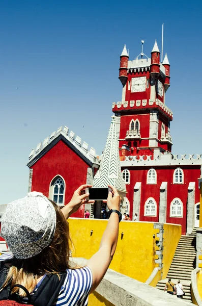 3 MAYO 2016, SINTRA, PORTUGAL: mujer joven tomando fotos en beau —  Fotos de Stock