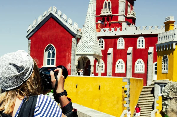 3 MAYO 2016, SINTRA, PORTUGAL: mujer joven tomando fotos en beau — Foto de Stock