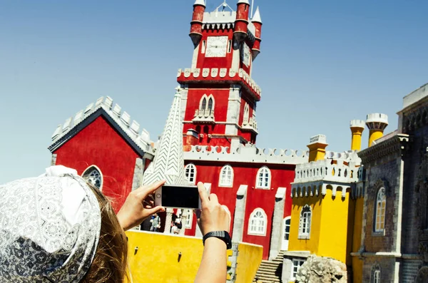 3 MAYO 2016, SINTRA, PORTUGAL: mujer joven tomando fotos en beau — Foto de Stock