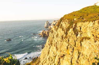 Cabo da Roca de okyanus ve kayalar alakadar güzel bir görünüm 