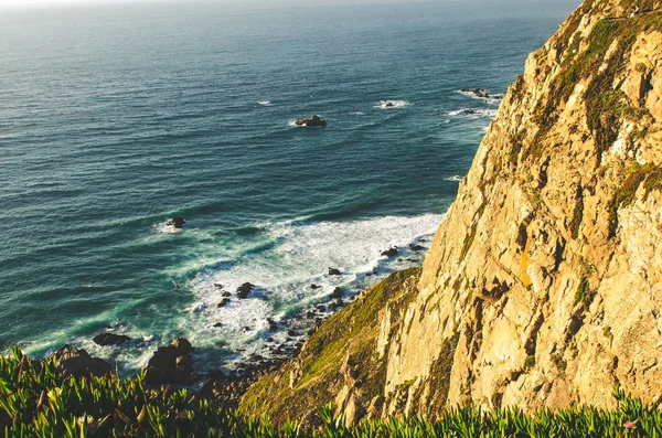 Gyönyörű kilátás az óceánra és a sziklák a Cabo da Roca — Stock Fotó