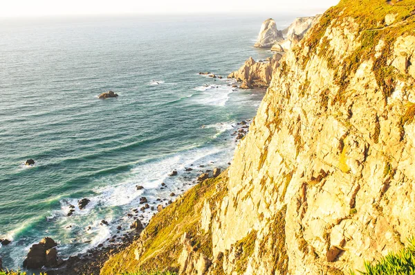 Gyönyörű kilátás az óceánra és a sziklák a Cabo da Roca — Stock Fotó
