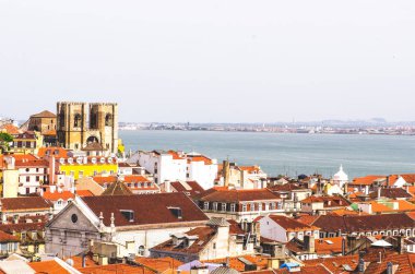 Lizbon şehir, mimari ve kırmızı çatılar için güzel bir görünüm 