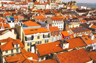 Lizbon şehir, mimari ve kırmızı çatılar için güzel bir görünüm 