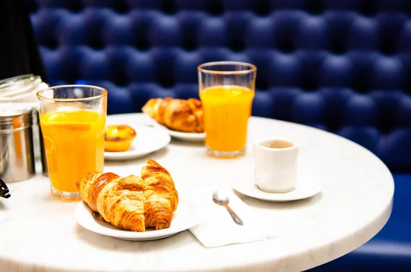 Rano śniadanie croissant, Kawa i świeży sok pomarańczowy na ta — Zdjęcie stockowe