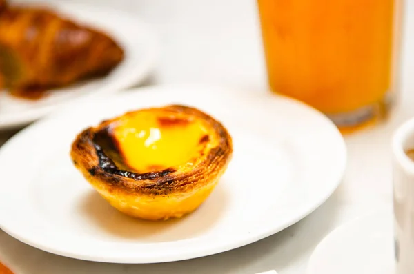 Pâtisseries portugaises sucrées sur assiette — Photo