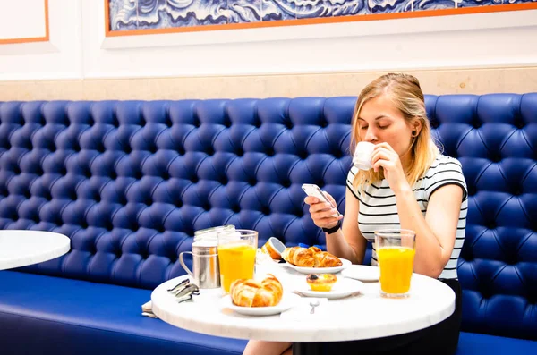 Young woman eating breakfast and drinking morning coffee — 스톡 사진