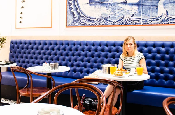 Young woman eating breakfast and drinking morning coffee — 스톡 사진