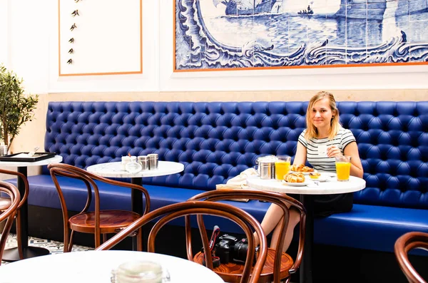 Young woman eating breakfast and drinking morning coffee — 스톡 사진