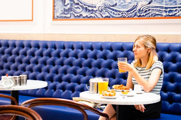 Young woman eating breakfast and drinking fresh juice — 스톡 사진