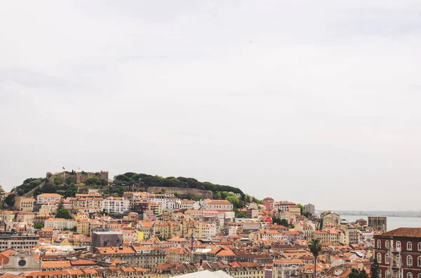Krásný výhled do Lisabonu, architektury a červených střech — Stock fotografie