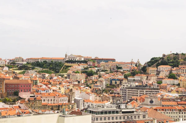 Hermosa vista a la ciudad de Lisboa, arquitectura y techos rojos — Foto de Stock