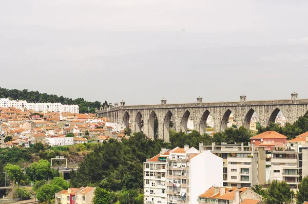 Prachtige brug en weg in het centrum van Lissabon — Stockfoto