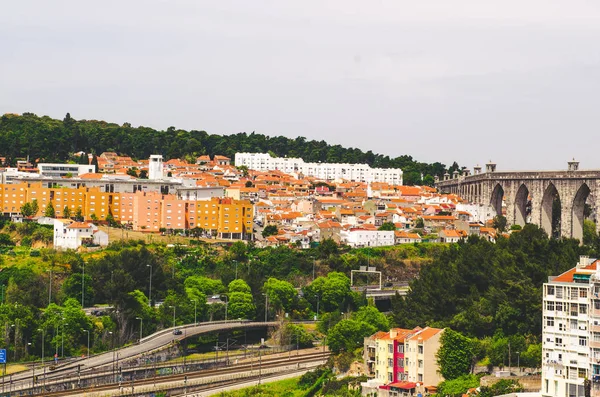 Překrásný most a silnice v Lisabonu v centru města — Stock fotografie