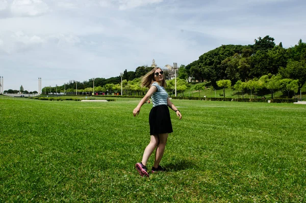 Mujer joven divirtiéndose, saltando, rodando y sonriendo — Foto de Stock