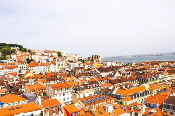 Hermosa vista a la ciudad de Lisboa, arquitectura y techos rojos — Foto de Stock