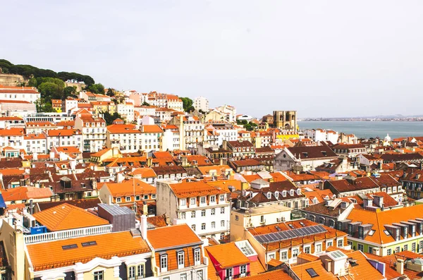 Lizbon şehir, mimari ve kırmızı çatılar için güzel bir görünüm 