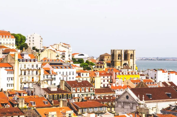 Hermosa vista a la ciudad de Lisboa, arquitectura y techos rojos — Foto de Stock