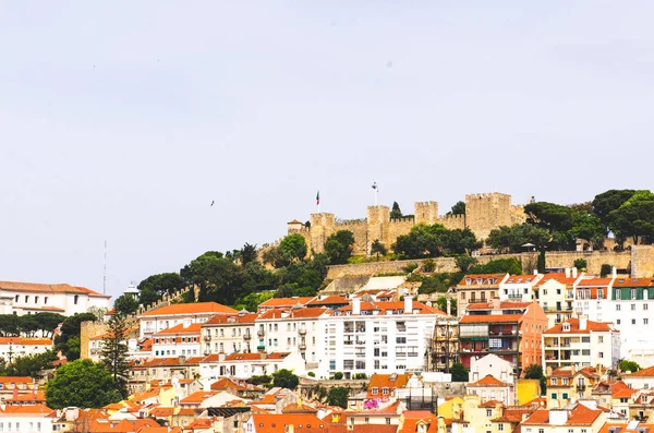 Hermosa vista a la ciudad de Lisboa, arquitectura y techos rojos — Foto de Stock