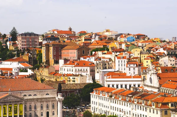 Gyönyörű kilátás Lisszabonra, az építészetbe és a vörös tetőkön — Stock Fotó