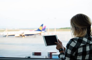 5 Mayıs 2016 - Budapeşte, Macaristan: Tablete ve ryan'a bakan kadın