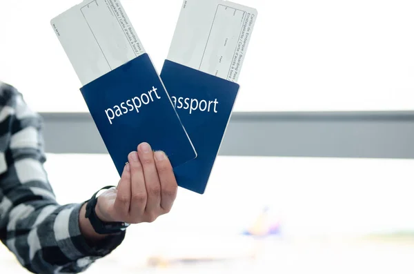 Mulher segurando na mão passaporte com cartão de embarque e café — Fotografia de Stock