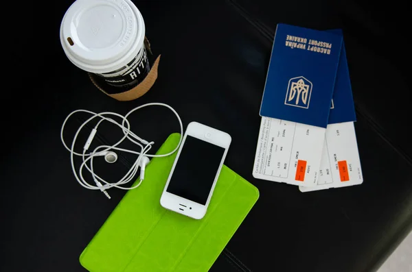 Pasaportes ucranianos café tableta y teléfono, vista superior —  Fotos de Stock