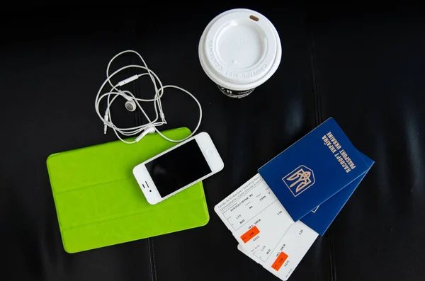 Ukraiński paszporty kawy tablet i telefon, widok z góry — Zdjęcie stockowe