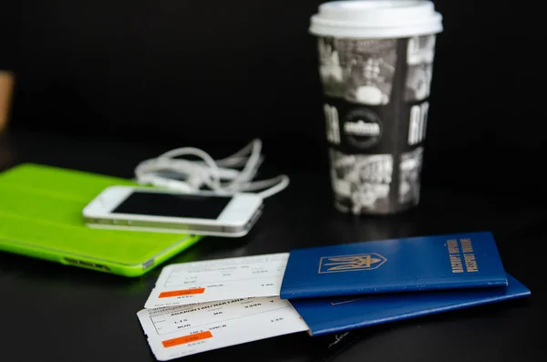 Passaporti ucraini tavoletta di caffè e telefono , — Foto Stock