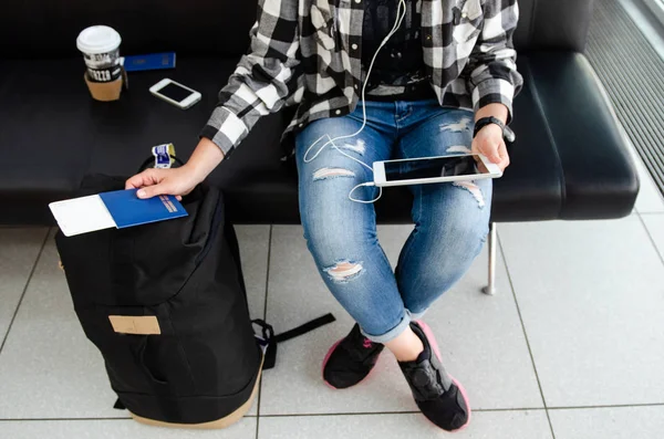 Mulher segurando na mão tablet e café e esperando pelo voo w — Fotografia de Stock